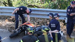 Tragedia sulla Futa, fuori strada con la moto: Muore davanti a suo padre