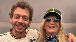 Iva Zanicchi e Valentino Rossi, sorpresa a Misano. La foto col cappellino VR46 e la dedica: “Grazie per questa giornata”