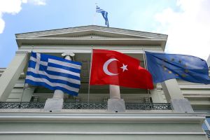 Τα ΜΜΕ πυροδοτούν εκατέρωθεν τις διαφορές μεταξύ Αθήνας και Άγκυρας