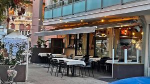 Far west nella cucina dell’osteria. La lite finisce a coltellate