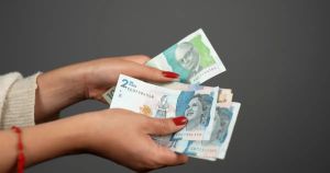 Se requiere bajar la tasa de interés y devaluar la moneda