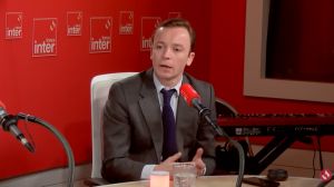 « Le symbole de la libération de la parole raciste » : 300 artistes soutiennent la grève à Radio France contre l’arrivée de Charles Sapin de « Valeurs Actuelles »