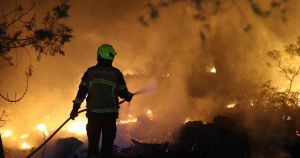 Užas na Braču tijekom evakuacije: Žena pala s broda, bori se za život