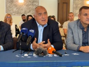Борисов не издигнал кандидат, защото всички щели да го атакуват, оставил Йотова и Гюров да се бият сами с компромати