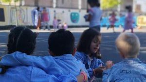 El colegio de Asturias donde el mundo entero cabe en el patio del recreo y los niños 