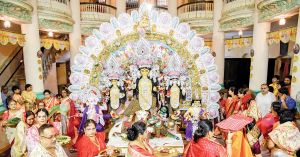 Who decides how Bengal celebrates Durga Puja?