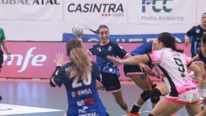El Lobas Alimerka Oviedo Balonmano Femenino logra su primera victoria en su regreso a la élite en el Florida Arena (21-18)