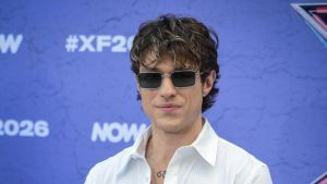 Irama incoronato da Gabbani il “più bello” X Factor. E il tavolo si scatena