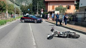 Tragedia a Darfo Boario Terme: 22enne cade dalla moto e muore