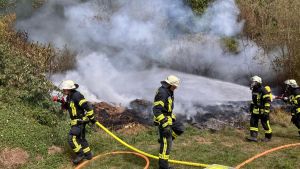 Feuerwehreinsatz auf dem Campingplatz am Kirnbergsee: Oberhalb der Ferienhäuser brennt Grünschnitt