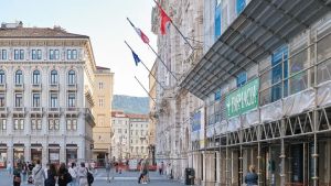 Municipio ingabbiato a Trieste: restauro oltre la metà, a breve libera l’area sotto i portici
