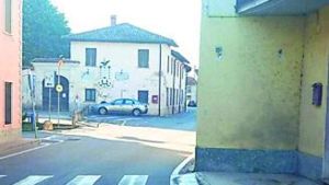 Calignano, studenti del Cardano lasciati giù dal bus: «Non c’è più posto»