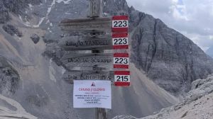 Il nuovo fenomeno dei “curiosi da frana” sulle Dolomiti tra sentieri vietati e multe impossibili