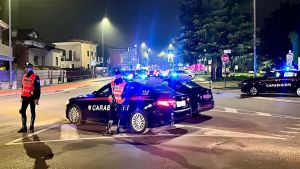 Brescia, sanguinoso scontro a bottigliate tra un gruppo di indiani: un ferito gravissimo