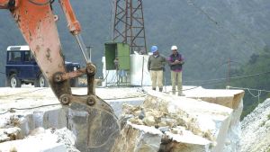 Attacco frontale al contratto lapideo: 