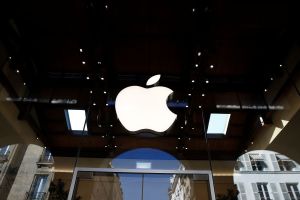 (VIDEO) Apple Reportedly Building iPhone Game Controllers Under Beats Brand as Mobile Gaming Push Gains Steam