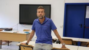 In Altotevere il “prof dj“ accoglie gli alunni in musica