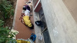 Torregalli, ancora bivacchi. La notte tornano i senzatetto. Proteste contro il dormitorio