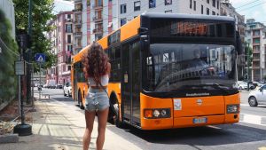 In ritardo e con la scritta ‘completo’: passeggera blocca il bus, una turista colta da malore