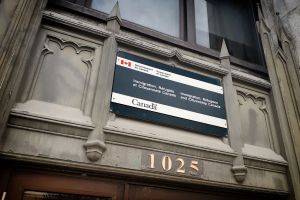 La stratégie d’IRCC en matière d’IA réduit les immigrants à des points de données