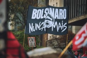 Um domingo de vermelho e de Caetano para dizermos “não voltarão”