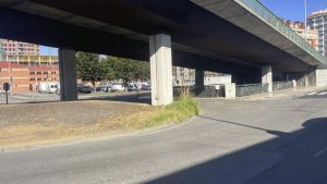 Grave incidente en Gijón: detenida una mujer de 20 años tras apuñalar en el cuello a otra bajo el viaducto de Carlos Marx