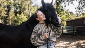 Op zondag is Fauve meestal bij de paarden. ‘Als ik met mijn paard ben, vergeet ik alles om me heen’