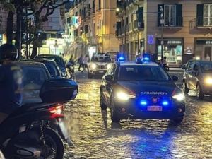 Castellammare, sequestra una 18enne, la picchia e la violenta per ore: arrestato 26enne