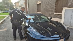 Scoperto sulla Ferrari (nera) senza patente, dice una bugia: “L’ho lasciata a casa”. Non era vero, scatta la maxi multa