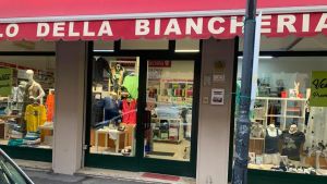 Chiude “L’Angolo della biancheria” in Arcella: «Il quartiere non è più lo stesso»