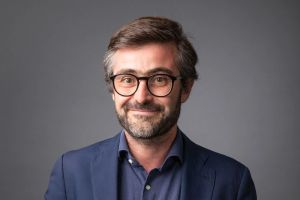 À Hénin-Beaumont ce dimanche 13 septembre, Marine Le Pen a lancé sa campagne présidentielle avec une formule frappante : « Il en va du salut du pays. » Une rhétorique aux résonances religieuses, relève Loup Besmond de Senneville dans sa chronique politique hebdomadaire LE ROYAUME ET LA CITÉ.
