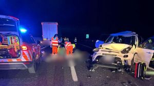 A21, scendono dall’auto dopo un tamponamento e vengono travolti da un tir tra Castel San Giovanni e Broni: un morto e una donna in fin di vita