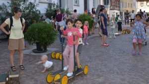 Das Spielmobil begeistert die kleinen Besucher. Und die Ski-Club-Damen sammeln für den Hospizdienst