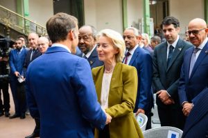 Interdiction des réseaux sociaux aux moins de 15 ans : Macron ne lâche pas l’affaire et vante une nouvelle version soumise à Bruxelles