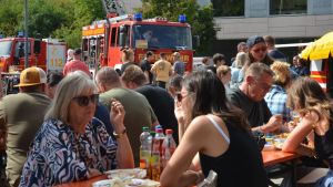 Wenn die Feuerwehr zum Mitfahren lockt: Auch das lassen sich die vielen Besucher nicht entgehen