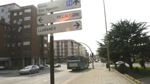 La Policía Nacional y la Local asisten en Avilés a una mujer que dio a luz en el portal de su edificio