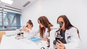 La FP gana terreno en Catalunya: más mujeres en los ciclos superiores tecnológicos y casi 1.000 nuevas plazas en Barcelona