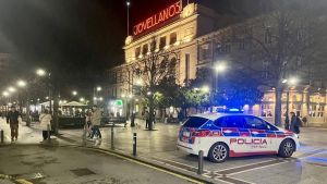 Un rastro de sangre y la colaboración de los serenos, claves de la detención del presunto ladrón de una pastelería en el centro de Gijón