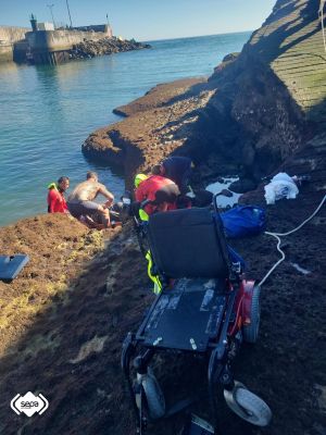 Rescatado un hombre que cayó al agua con su silla de ruedas en el puerto de Llanes