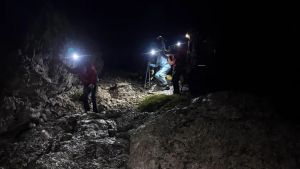 Famiglia bloccata nella notte tra i salti di roccia sulle Dolomiti: salvata da dieci volontari