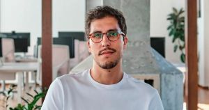 Ele ganha dinheiro vendendo telefones para agentes de IA