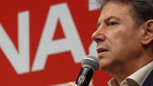 Il CamaleConte. Il leader del M5s cambia versione su Kyiv e gas russo a seconda del pubblico che ha davanti
