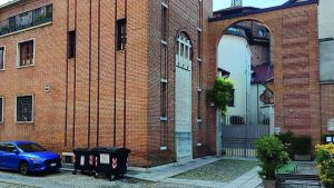 Pavia, donna aggredita e molestata mentre dorme per strada