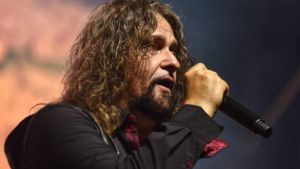 La tribute band dei Nomadi canta ‘Bella Ciao’ alla fiera, dal pubblico il gesto della gola tagliata. “La musica più forte dell’odio”
