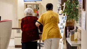 Concorso per 84 oss negli ospedali in Veneto: «Ma così si svuotano le case di riposo»