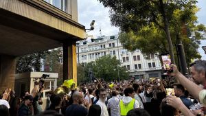 Okupljeni stigli ispred RIK-a: Studenti igraju kolo sa kutijama u kojima su potpisi podrške studentskoj listi (FOTO, VIDEO)