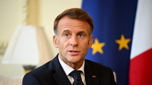 Macron presiona a la UE para vetar las redes sociales a los menores de 15 años: 