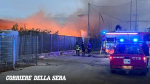 Caserta, incendio in un’ala dell’ex Canapificio: le fiamme sfiorano il Rettorato della Vanvitelli