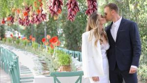 Il pranzo di nozze di Ilary e Bastian: menu, cappelli portafortuna, musica italiana e solo i familiari più stretti al buffet