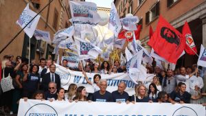 Onorato (con Conte) in piazza contro il Melonellum. Renzi attacca il M5s